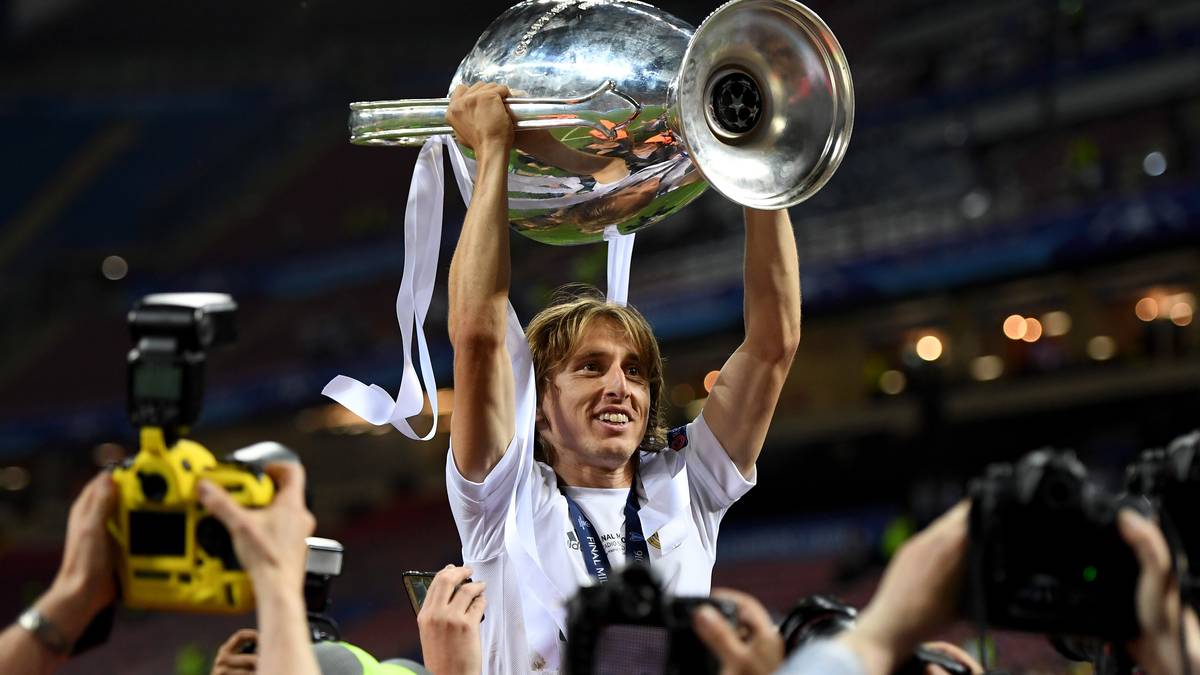 2018: LUKA MODRIC (Kroatien/Real Madrid): Dreimal in Folge holt der Kroate mit Real Madrid den Titel in der Champions League. Mit seiner Nationalmannschaft wird er im Sommer Vizeweltmeister. Seinen früheren Teamkollegen Ronaldo verweist Modric ebenso auf die Plätze wie Liverpools Mo Salah