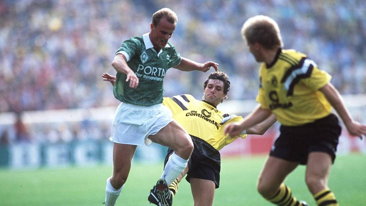 Im Finale des DFB-Pokals sind die Bremer damals regelmäßig vertreten. 1991 und 1994 gewinnen Schaaf und Werder den Pokal. Zuvor gehen allerdings zwei Finals verloren. 1989 mit 1:4 gegen Dortmund (Bild: Schaaf im Zweikampf mit Dortmunds Michael Zorc) und ein Jahr später gegen Kaiserslautern 