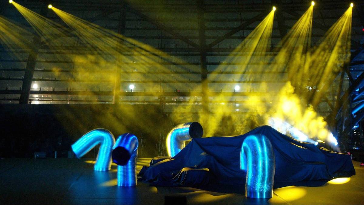 Sauber Petronas macht es 2004 in Salzburg mysteriös. Mit Nebel, Lasershow und seltsamen Strohhalm-Attrappen wird der neue C23 enthüllt