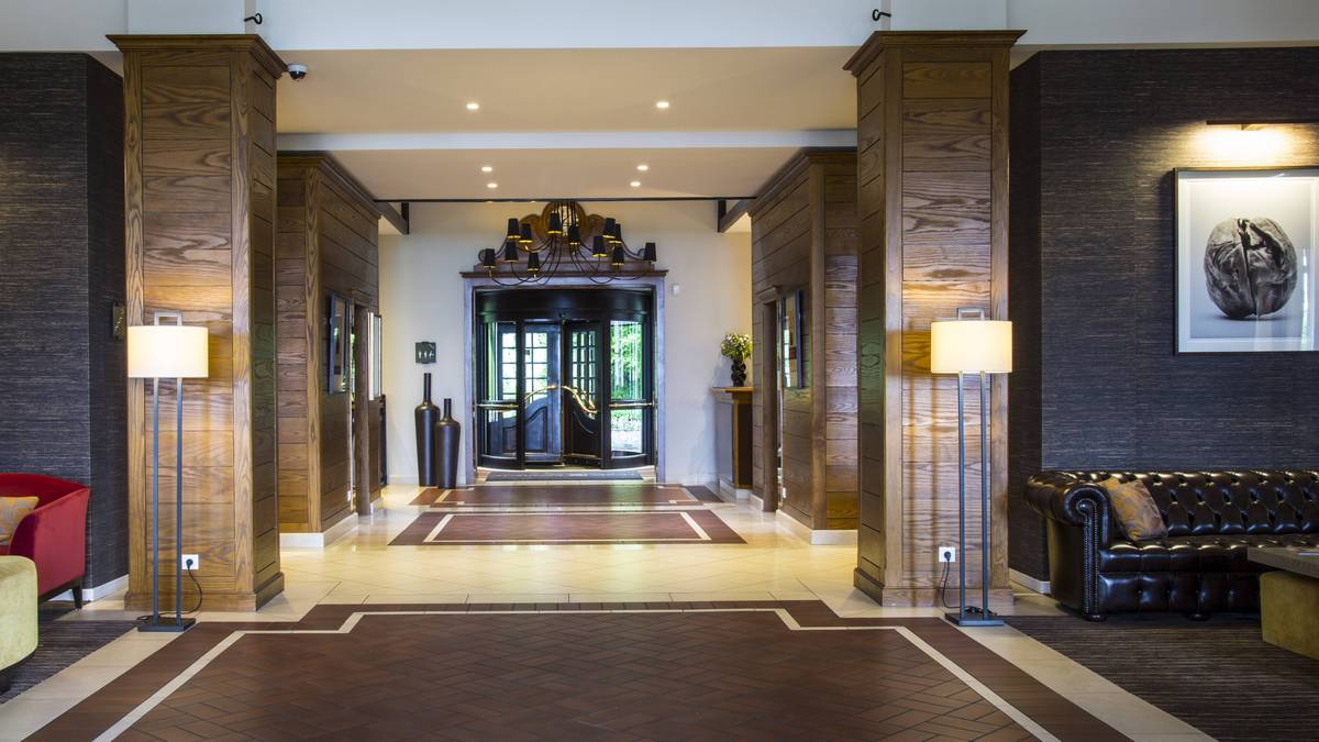 Die Lobby ist fast so groß wie ein Hallen-Fußballfeld