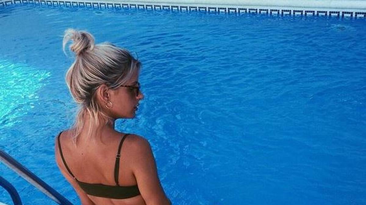 Im Anschluss wird am Beckenrand entspannt - und dabei natürlich eine gute Figur abgegeben