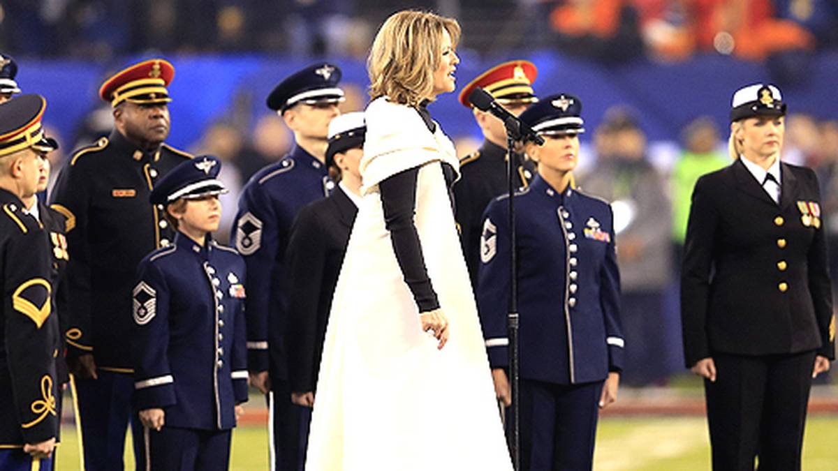 Renee Fleming gibt die Nationalhymne in einer gigantischen Robe zum besten