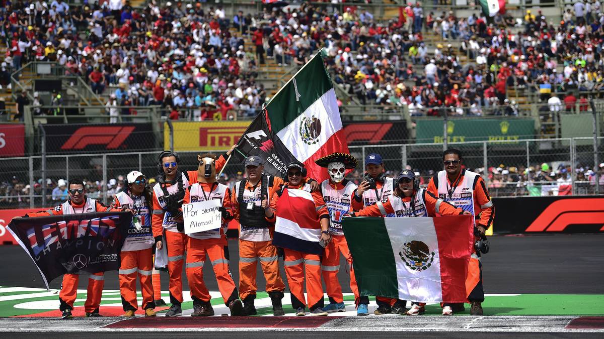 Auch die Streckenposten zelebrieren die Party auf dem Autodromo Hermanos Rodrguez...
