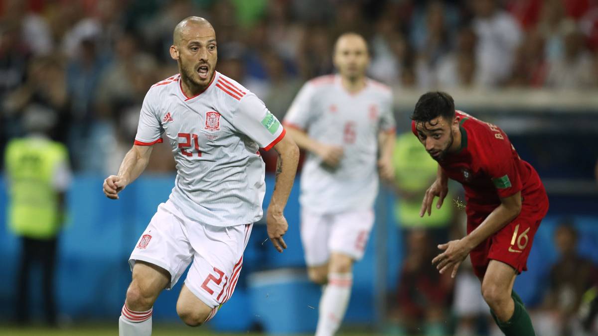 El Pais: "Spanien widersteht der Bedrohung Cristiano. La Roja überwindet eine Woche mit einem Vulkanausbruch und mehreren Unglücken, um ein Unentschieden gegen Portugal zu besiegeln. Das portugiesische Genie verlässt sein bestes Spiel bei einer WM mit drei Toren"