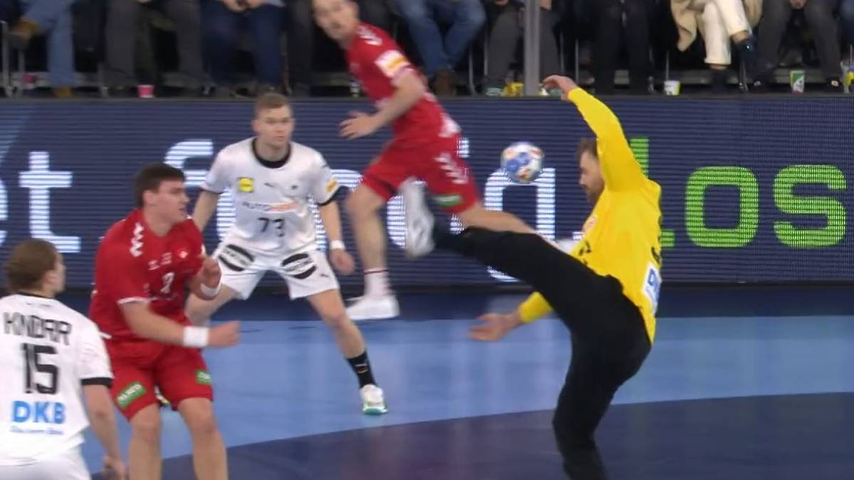 La selección alemana de balonmano celebra un exitoso comienzo en el Campeonato de Europa.  El establecimiento del récord mundial celebra específicamente al hombre que rompió el récord.