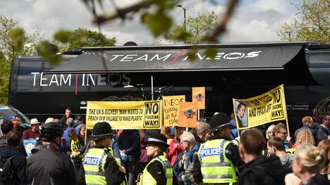 Umweltaktivisten protestierten beim Start der Tour of Yorkshire gegen das neu gegründete Team Ineos 