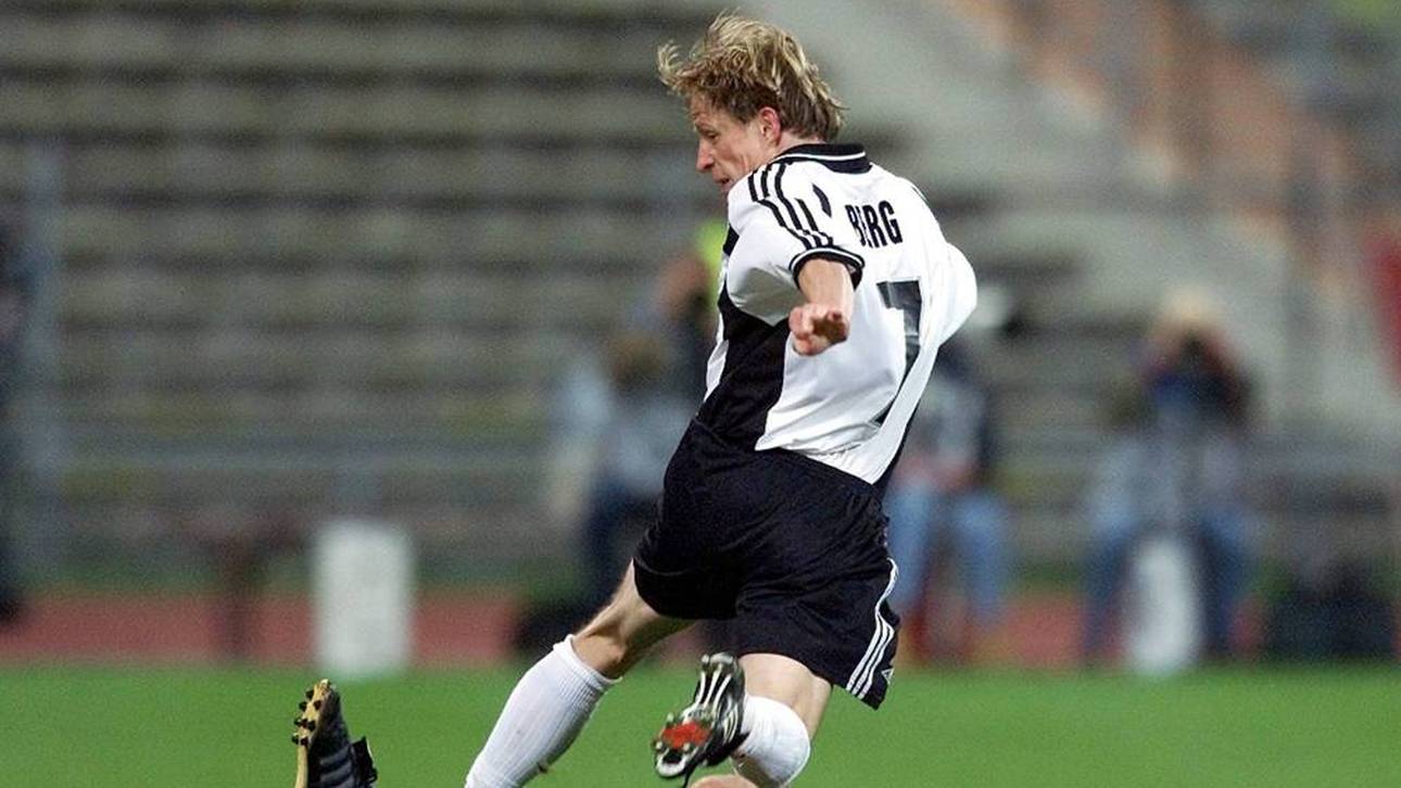 Mehmet Scholl (unten, Bayern) trennt Örjan Berg (Rosenborg Trondheim) in der Saison 2000/2001 unsanft vom Ball