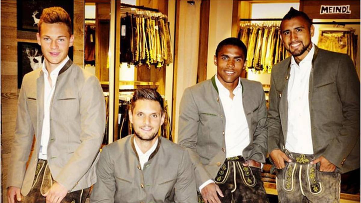 Der FC Bayern München bereitet sich gewissenhaft auf das Ereignis des Jahres vor. Die Neuen Joshua Kimmich, Sven Ulreich, Douglas Costa und Arturo Vidal (v.l.) werden perfekt eingekleidet