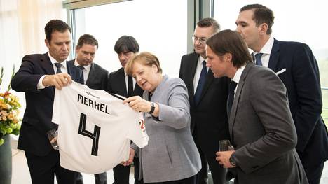 Bundeskanzlerin Angela Merkel erhielt vom DFB-Team ein Trikot mit ihrem Namen