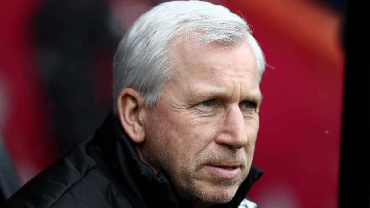 "Arsenal wäre vielleicht gut beraten, ein paar gute Spieler abzugeben und nach drei oder vier guten Charakteren zu suchen", sagte der ehemalige Premier-League-Trainer Alan Pardew der "BBC" und brachte auch Mesut Özil ins Gespräch für die Streichliste