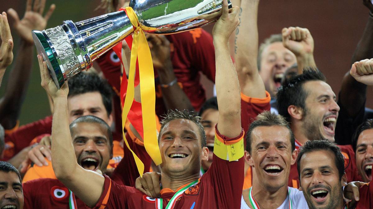 Einen seiner zahlreichen Erfolge feiert Totti im August 2007. Im italienischen Super Cup führt er seinen Herzensverein gegen Inter Mailand zum Titel. Insgesamt gewinnt er den Super Cup sowie den italienischen Pokal je zweimal