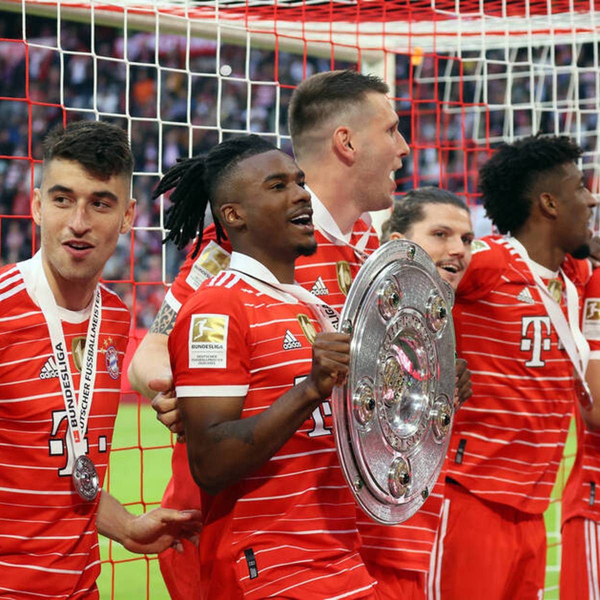 Omar Richards verlässt den FC Bayern in Richtung Premier League. Die Münchner erwirtschaften ein sattes Plus - brauchen nun aber womöglich Ersatz.