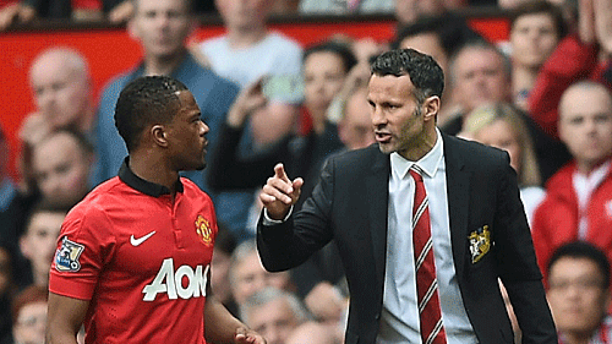 In einem "offenen Brief" wendet sich Giggs auf der Vereinshomepage an die United-Fans. Er freue sich auf die Zusammenarbeit mit einem Trainer vom Kaliber van Gaals'. Dieser habe unglaubliche Referenzen und werde seiner Überzeugung nach Manchester über Jahre coachen. Er sei stolz darauf 963 Mal, das Klub-Trikot getragen zu haben, schreibt er. Abschließend gibt er ein Versprechen ab: "See you next season" - bis zur nächsten Saison