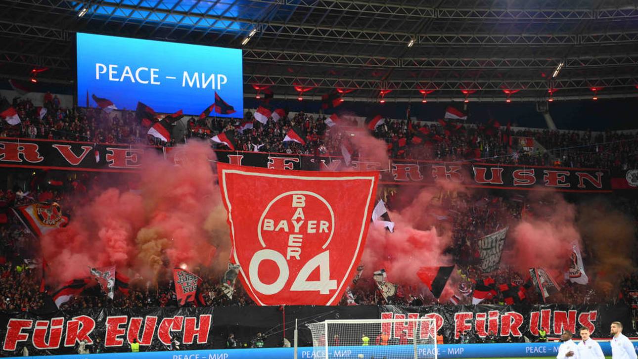 Pyro-Show: Bayer-Fans stehen Spalier
