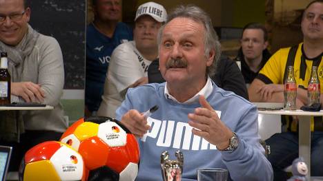 SPORT1-Experte Peter Neururer erzählt im Fantalk eine Anekdote, wie er sich als Trainer einen Platzverweis einholte und warum der Verein die Strafe nie zahlen wollte.