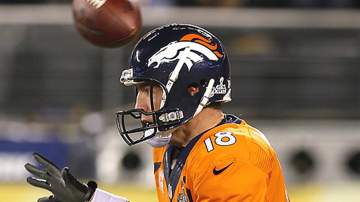 Gleich beim ersten Spielzug erleben die Broncos einen Schock. Nach dem Kickoff segelte der erste Snap über Manning hinweg in die eigene Endzone - er wollte noch gar nicht loslegen