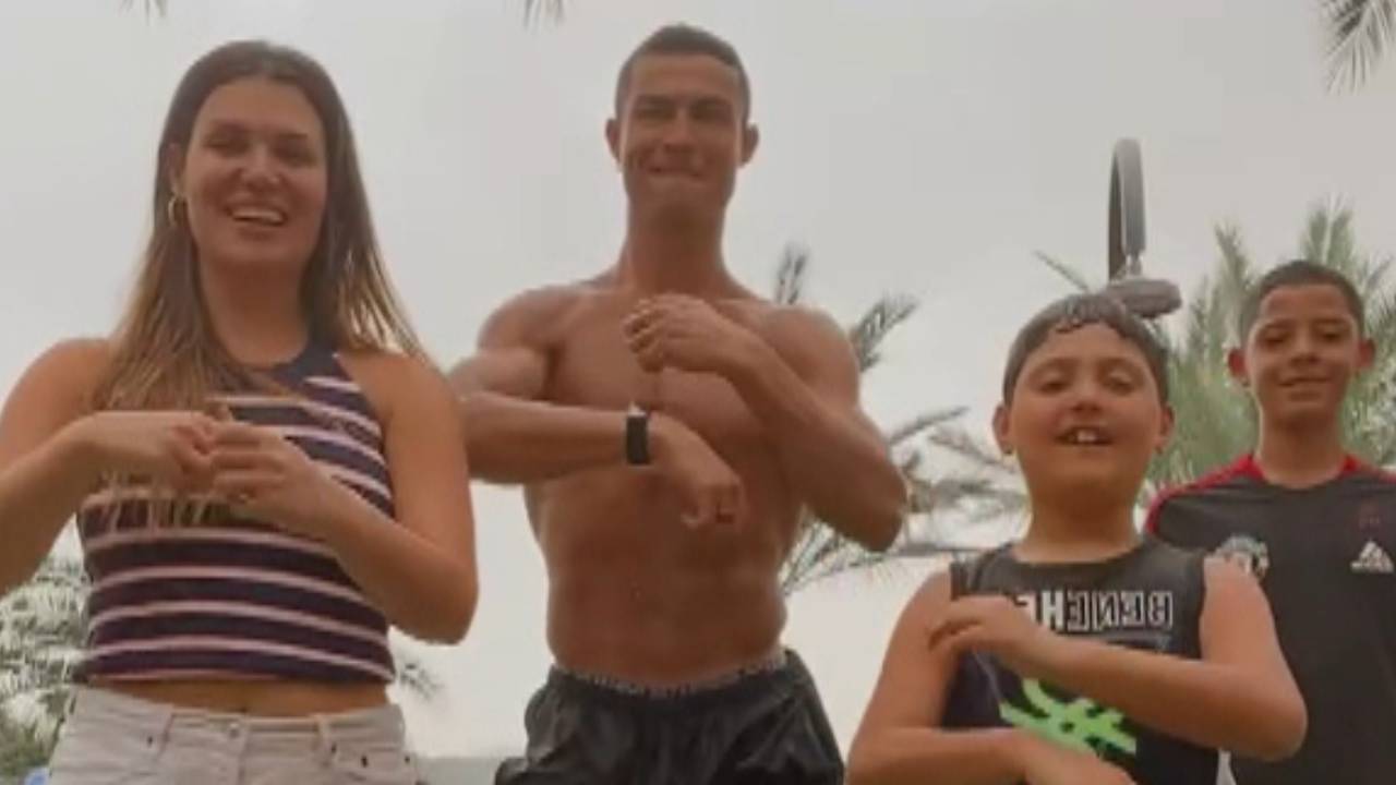 Cristiano Ronaldo von Manchester United tanzt mit seinem Sohn jetzt auf TikTok