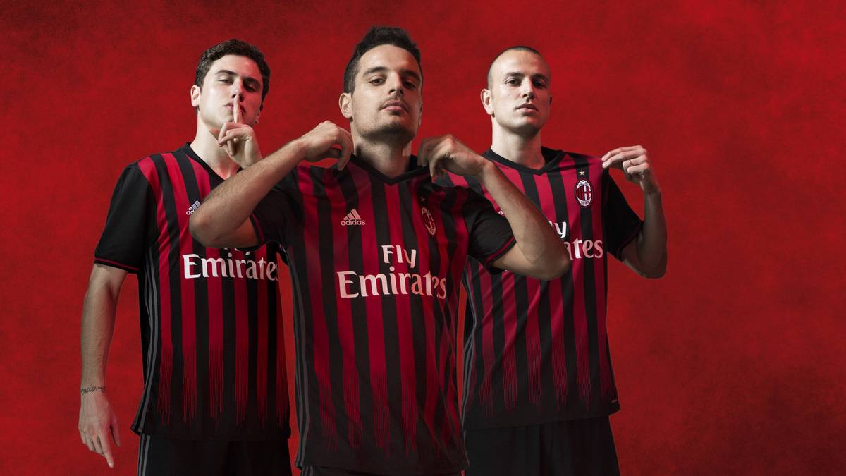 Während die Streifen bei Juventus dicker werden, fallen sie beim AC Milan wieder schmal aus - und fransen unten aus