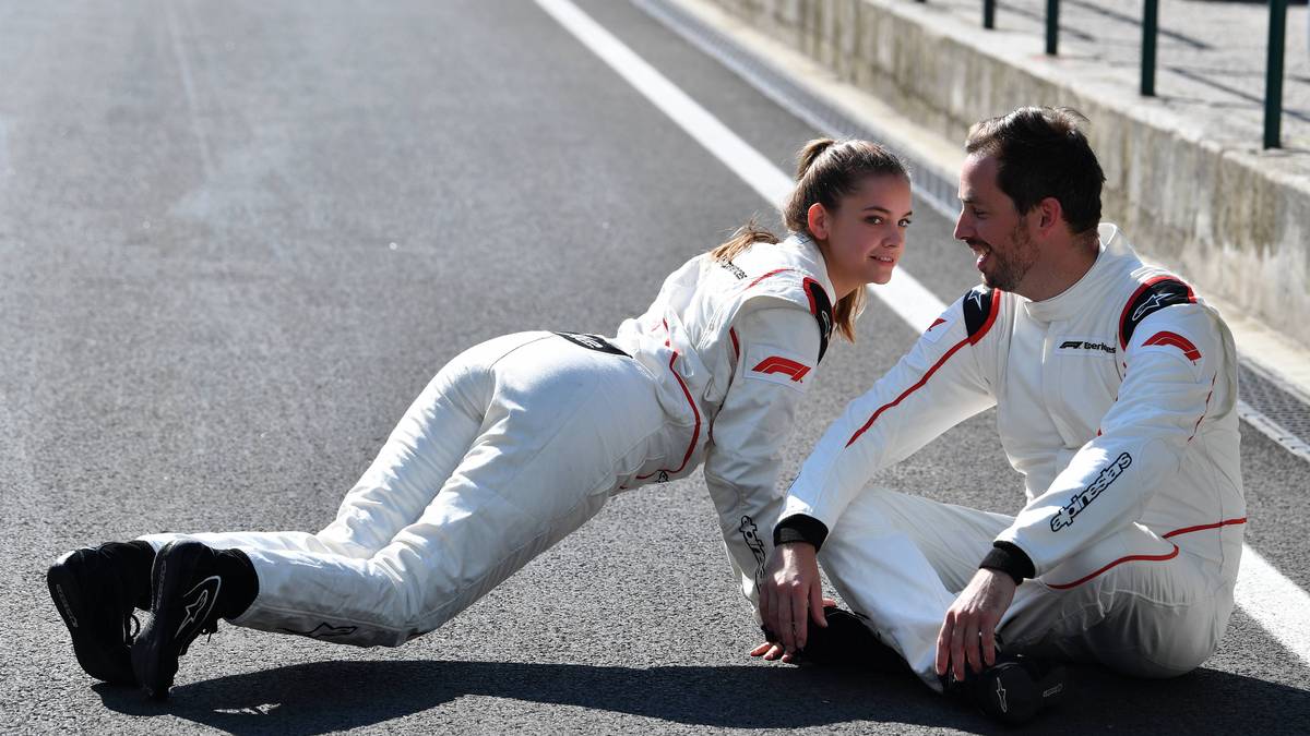 Bevor es losgeht, macht Palvin noch einige Dehnübungen. Die Ungarin meistert die Runde trotz großer Angst aber mit Bravour