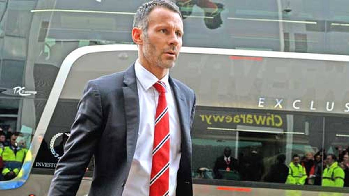 Seit 1987 trägt der Waliser das Trikot von Manchester United. Während seiner gesamten Profi-Karriere spielte er für keinen anderen Klub. Selbst mit 40 Jahre läuft er während der Saison 2013/2014 noch für United auf, spielt für Manchester in der Champions League unter anderem gegen Bayern München. Anfangs ist er noch Co-Spielertrainer von David Moyes. SPORT1 zeigt die Bilder einer einzigartigen Karriere