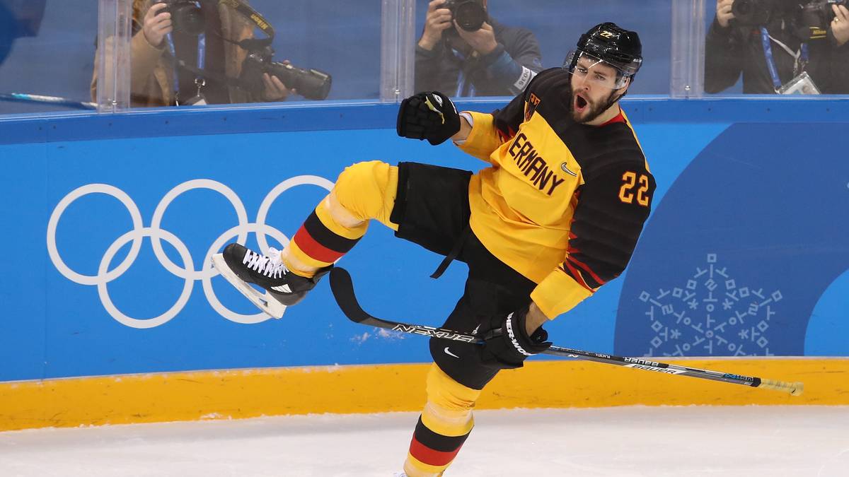 MATTHIAS PLACHTA (26, Adler Mannheim): Der Adler, der in der Saison 2015/16 einen Abstecher in die AHL (2. Liga in Nordamerika) machte, sorgt vor allem mit seinen Direktabnahmen für Torgefahr. Im Nationalteam wirbelt er seit 2010