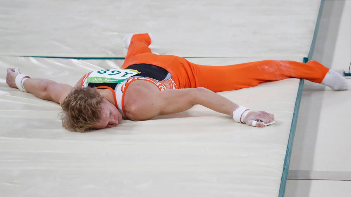 Im Einzel-Finale landet er jedoch nach einer Übung mit dem Bauch hart auf der Matte , bleibt zum Glück aber unverletzt