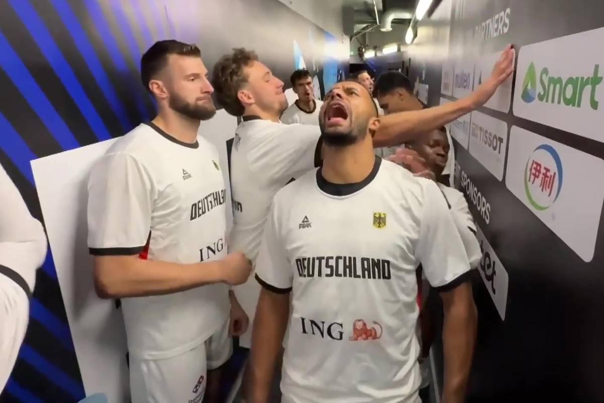 Vor dem EM-Halbfinale gegen Finnland machen sich die deutschen Basketballer im Kabinengang so richtig heiß. Maodo Lo spielt den Bulldozer, sogar der verletzte Johannes Voigtmann ist dabei.