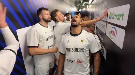 Vor dem EM-Halbfinale gegen Finnland machen sich die deutschen Basketballer im Kabinengang so richtig heiß. Maodo Lo spielt den Bulldozer, sogar der verletzte Johannes Voigtmann ist dabei.