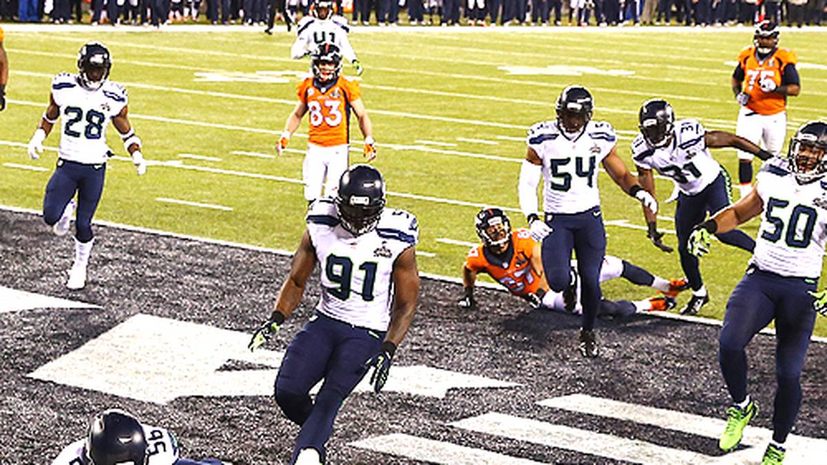 Running Back Knowshon Moreno schmeißt sich auf das Ein, um wenigstens einen Touchdown zu verhindern. Die zwei Punkte für einen Safety bekommt Seattle aber trotzdem