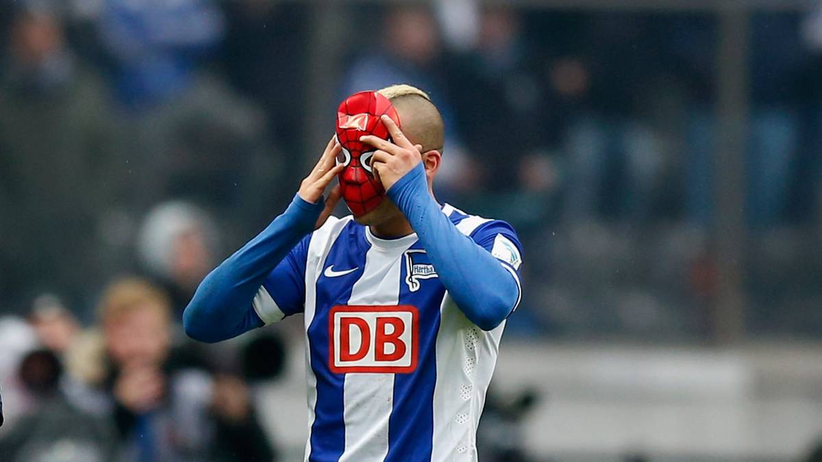 "Ich wollte nicht Aubameyang nachahmen", sagte Ben-Hatira zu SPORT1: "Es ging um meinen kleinen Freund Jannick, der an Krebs erkrankt ist. Ich habe ihm versprochen, dass wir zusammen einlaufen, wenn er die erste Etappe seiner Chemotherapie geschafft hat. Das konnte ich zum Glück einlösen. Das zweite Versprechen war, dass ich die Spiderman-Maske aufsetze, wenn ich ein Tor erziele."