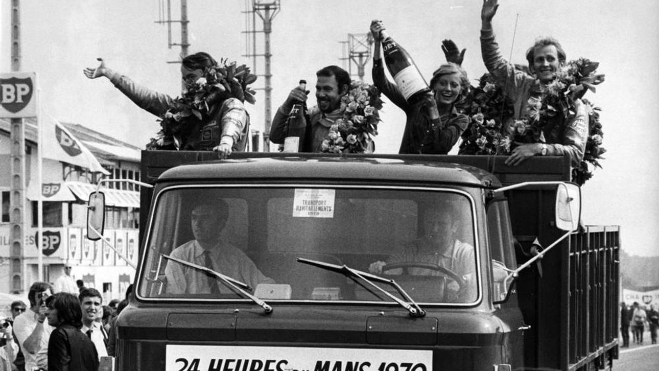 Hans Herrmann (l.) feierte 1970 in Le Mans den Sieg