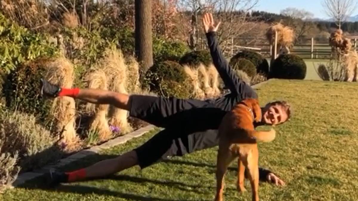 Teamkollege Thomas Müller macht in seinem Garten bei gutem Wetter Fitness-Übungen. Da kann schon einmal der Hund in die Quere kommen
