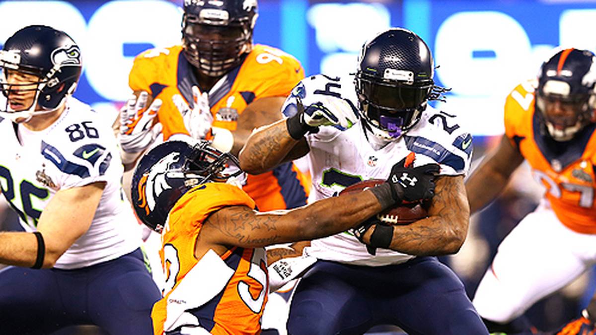 Die Seahawks legen über ihr starkes Laufspiel mit Runner Marshawn Lynch nach. Sein Touchdown zu Beginn des zweiten Viertels bringt die Seahawks 15:0 in Front
