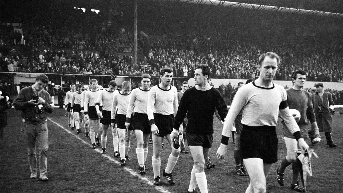Fast 50 Jahre ist es her, dass Dortmund zum ersten Mal auf die Liverpool trifft. Es wird eine Partie, die Geschichte schreibt. Im Finale des Europapokals der Pokalsieger 1966 bekommt es der BVB um Wolfgang Paul (v.l.), Hans Tilkowski, Lothar Emmerich, Rudi Assauer, Siggi Held, Aki Schmidt, Theo Redder, Willi Sturm, Reinhard Libuda und Gerd Cyliax im Glasgower Hampden Park mit den Reds zu tun