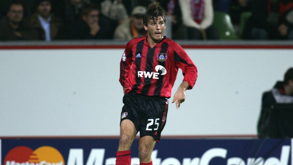 BERND SCHNEIDER: Schneider ist sicherlich eine der großen Identifikationsfiguren bei Bayer. Der "weiße Brasilianer" kommt 1999 von Eintracht Frankfurt und bleibt bis zu seinem Karriereende 2009 in Leverkusen. Er trifft in 366 Spielen 52-mal und bereitet 80 Treffer vor