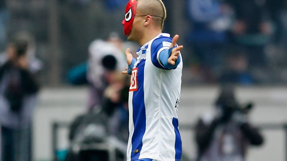 "Er war völlig überwältigt", berichtete Ben-Hatira von der Janniks Reaktion: "Er wird sicher ein paar Tage brauchen, um das sacken zu lassen."