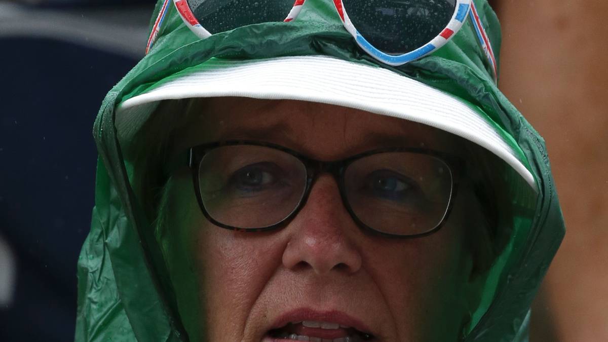 Aber die Fans auf dem Henman Hill, die kein Ticket für den überdachten Center Court ergattern konnten, lassen sich nicht unterkriegen und schützen sich kreativ vor Nässe