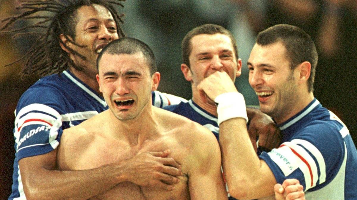 Der Jubel bei Jerome Fernandez (v.), Jackson Richardson (l.) und Co. kennt nach dem 28:25-Finalsieg nach Verlängerung gegen die Schweden in Paris keine Grenzen. Es ist zudem der erste WM-Triumph für den späteren Weltstar und Kieler Daniel Narcisse