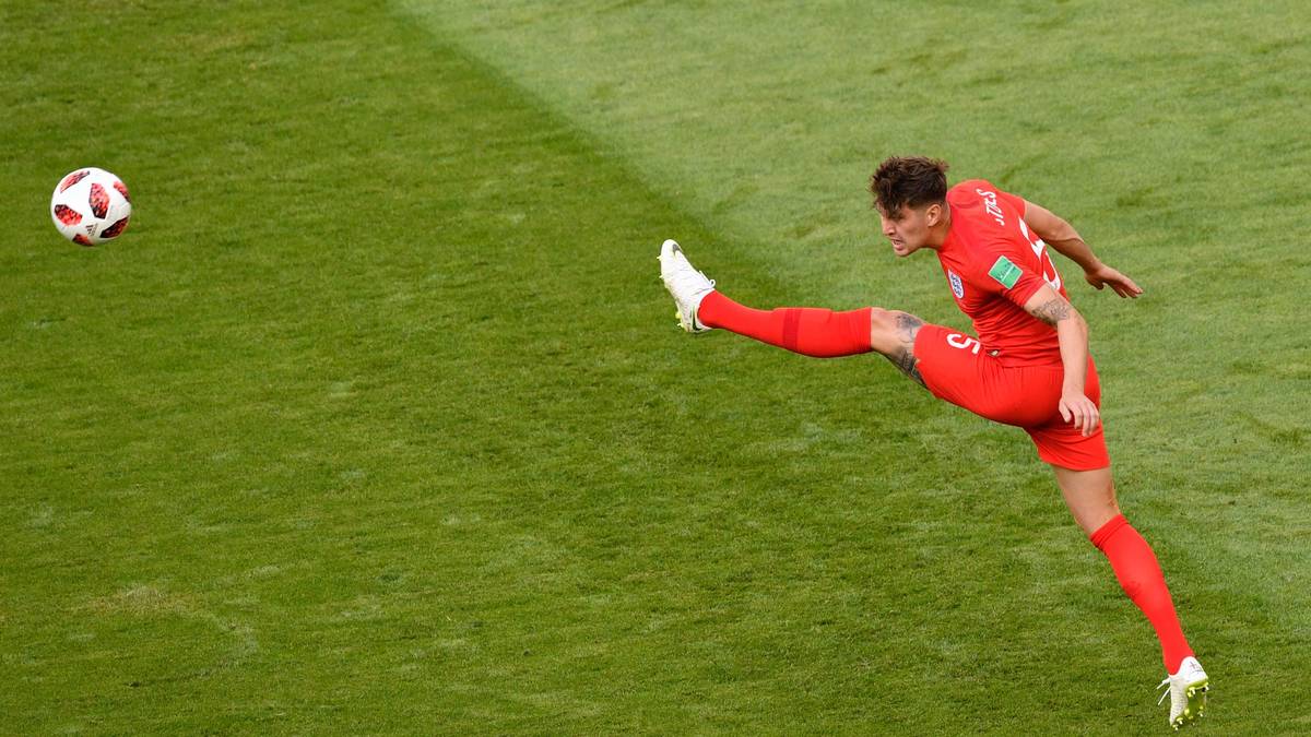 JOHN STONES vs. DEJAN LOVREN: Stones ist mit zwei Toren Englands torgefährlichster Verteidiger. Mit 24 Jahren hat er bereits 31 Länderspiele absolviert und ist der Chef in Englands Defensive