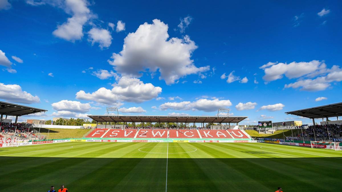 Das Match zwischen Drittligist FSV Zwickau und dem Hamburger SV hat eine angemessene Kulisse. Der Wolkenhimmel in Sachsen sieht wie gemalt aus