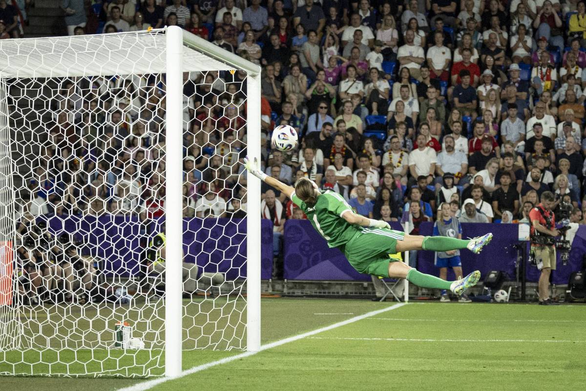 Ann-Katrin Berger avanciert im EM-Viertelfinale gegen Frankreich zur DFB-Heldin. Besonders eine Wahnsinns-Parade lässt auch Ex-Nationalspielerin Melanie Leupolz staunen.