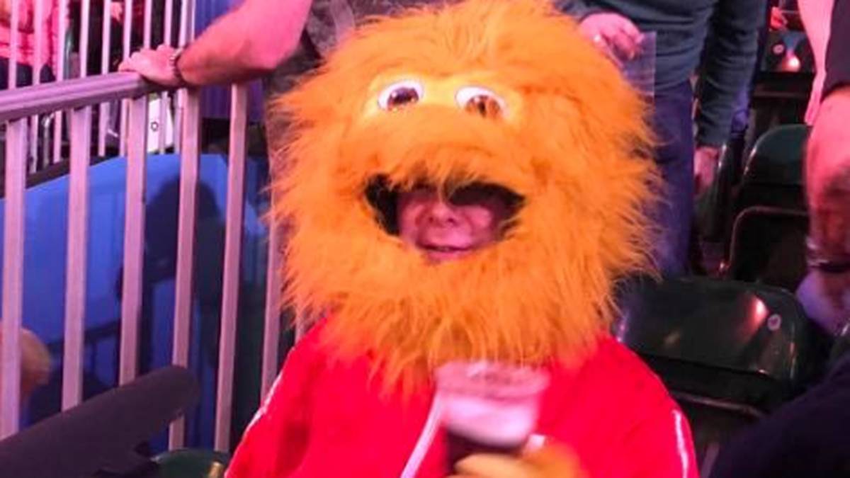 Ein orangenes Monster stillt genüsslich seinen Durst im Alexandra Palace. Ob es ein entfernter Verwandter von Fozzie Bär aus der Muppet Show ist?