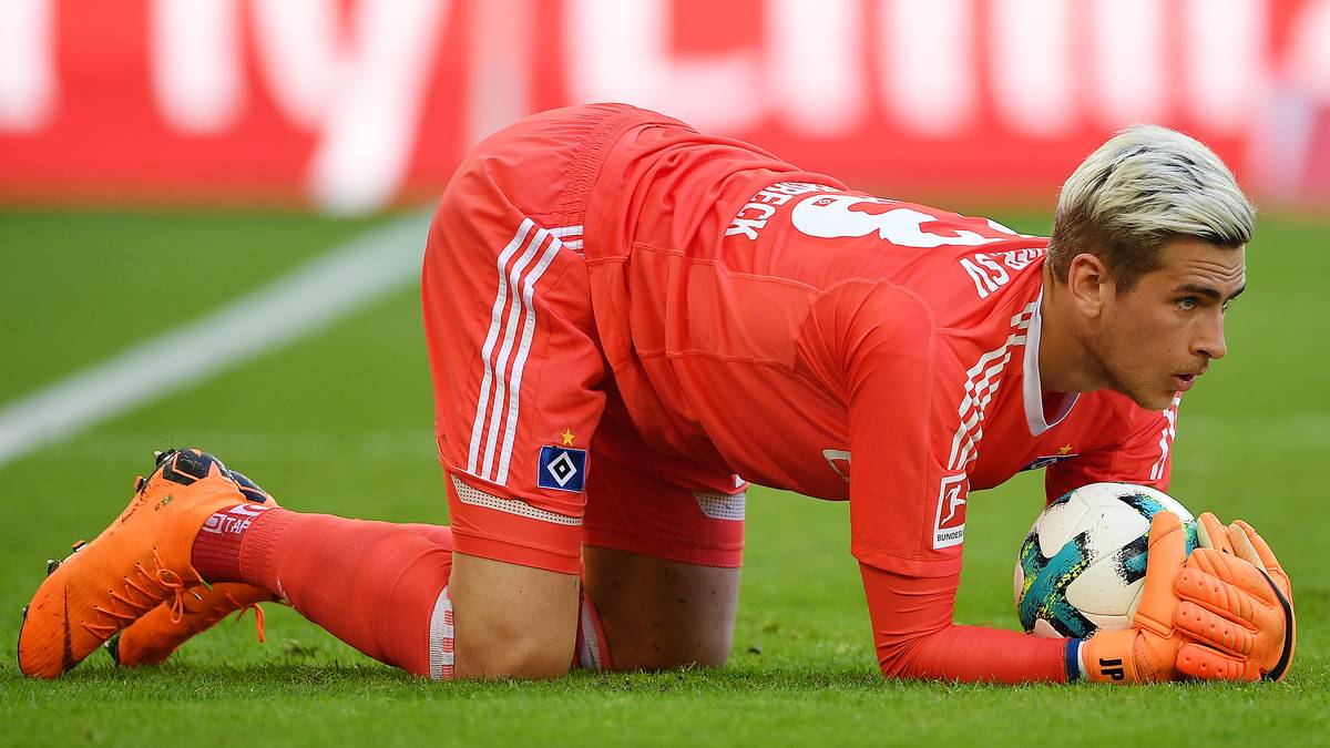 Die Hanseaten dürfen sich beim starken Schlussmann Julian Pollersbeck bedanken, dass die Seiten mit einem torlosen Zwischenstand gewechselt werden 