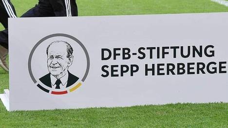 Der DFB verleiht Sepp-Herberger-Urkunden