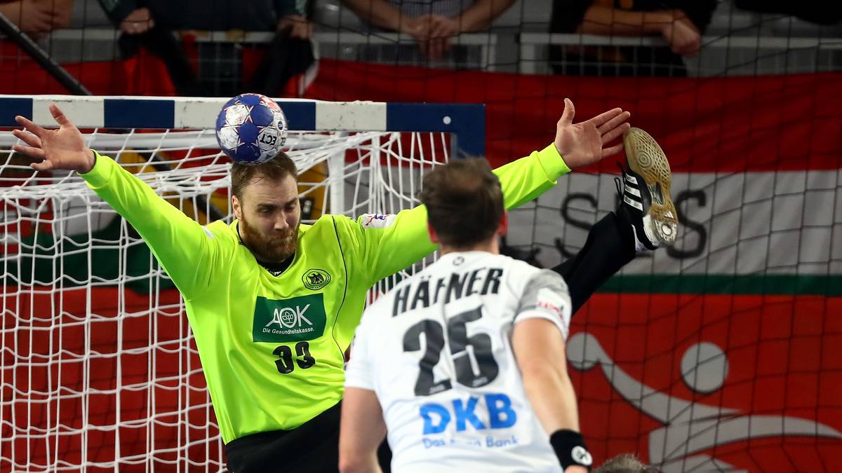 Nach der Pause überrannten die Spanier das DHB-Team um Torhüter Andreas Wolff mit einem 8:0-Lauf. Auf der Gegenseite erwischte Spaniens Keeper Rodrigo Corrales einen Sahnetag und parierte 40 Prozent der Würfe. Wolff sprach danach von einer Vorstellung wie von einer "Schülermannschaft"