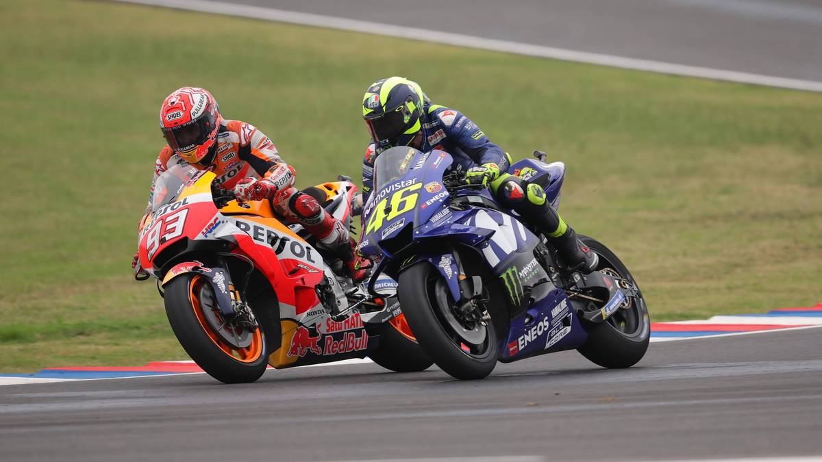 2018: Dicke Luft in Argentinien. Mit seiner rücksichtslosen Fahrweise verdirbt Weltmeister Marquez mal wieder Rossi ein Rennen. Der Superstar lässt kein gutes Haar am Spanier. "Er hat unseren Sport zerstört", poltert der Italiener und verlangt Konsequenzen