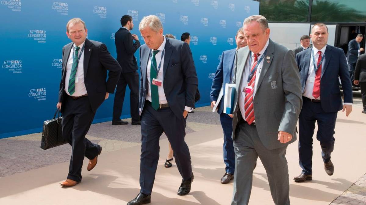 "Es ist an der Zeit, dass die Türkei eine Europameisterschaft austrägt", sagte der türkische Bewerbungschef Servet Yardımcı (M.) vor einer Woche. Er gehe davon aus, "dass die UEFA für Wandel stimmt" und die EM 2024 an den Bosporus vergebe