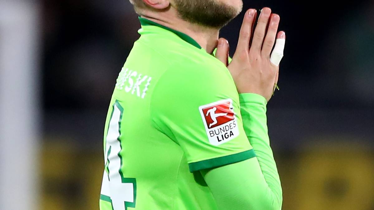 Seine Teamkollegen machen es nicht besser. 18 Torschüsse feuert Wolfsburg in Hälfte eins ab - Vereinsrekord und Saisonbestmarke in der Bundesliga