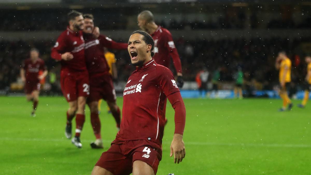 VIRGIL VAN DIJK (FC Liverpool): Bei seinem Wechsel im Januar 2018 avancierte der Niederländer mit einer Ablösesumme von rund 85 Millionen Euro zum teuersten Abwehrspieler der Geschichte. Doch der Nationalspieler scheint jeden Penny wert zu sein, wie der Reds-Abwehrchef vor allem in dieser Saison regelmäßig unter Beweis stellt