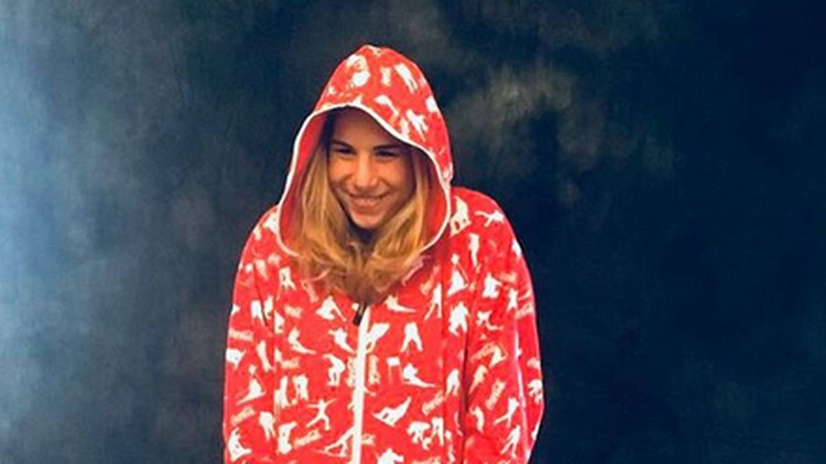 Für die kalten Nächte bei Olympia hat sie sich einen bequemen "Onesie" organisiert